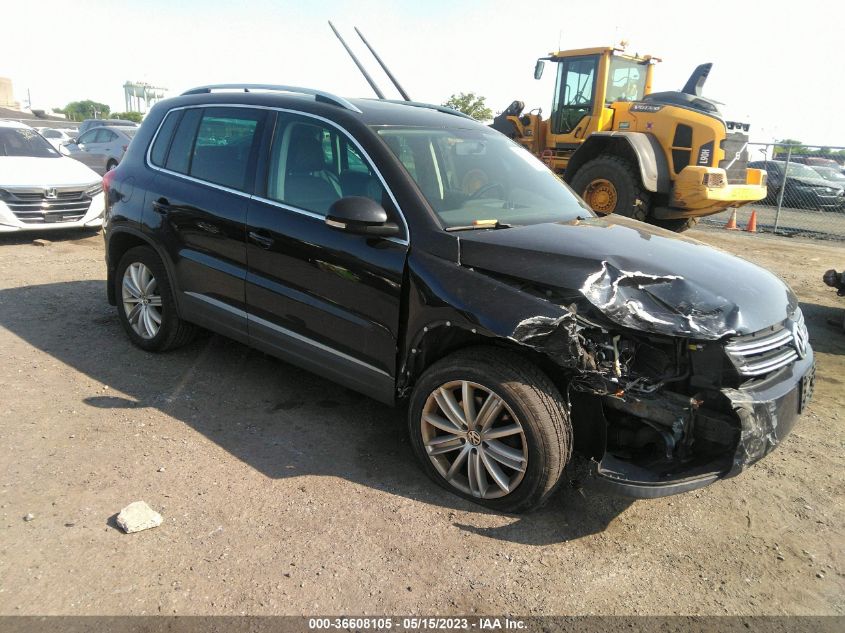 2013 VOLKSWAGEN TIGUAN SE W/SUNROOF & NAV - WVGBV3AX0DW566648