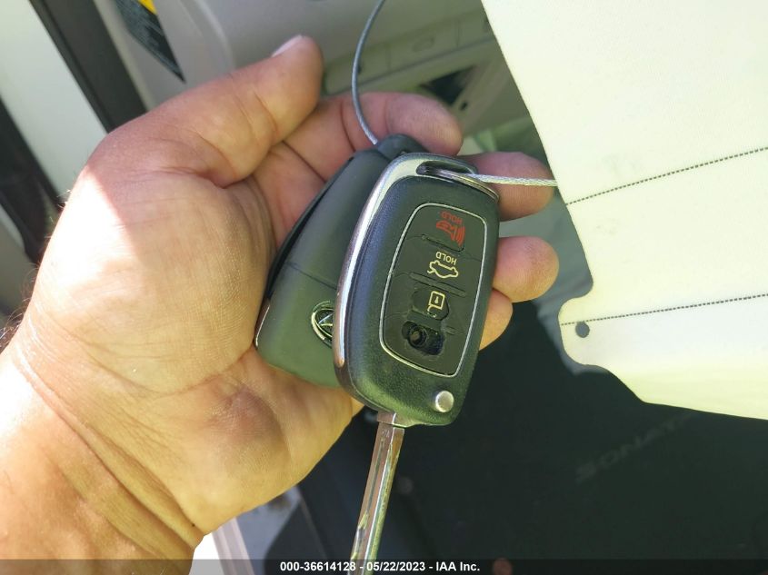 2015 HYUNDAI SONATA 2.4L SE - 5NPE24AF7FH147017