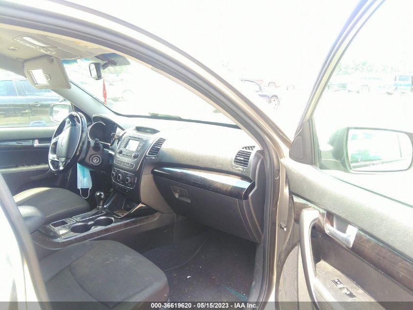 2014 KIA SORENTO LX - 5XYKTCA66EG438639