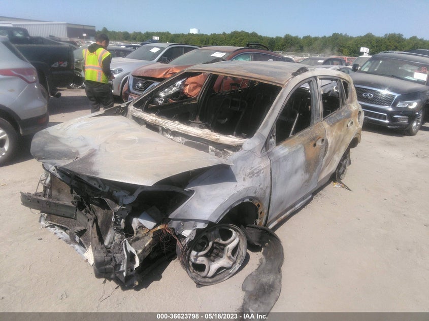 VIN JTMZFREV4JJ207307 2018 TOYOTA RAV4 LE