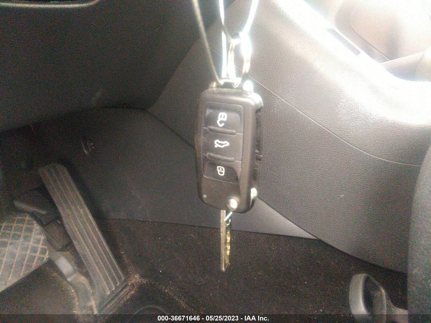 VIN WVGAV7AX6HK023627 2017 VOLKSWAGEN TIGUAN