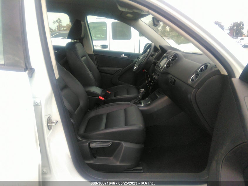 VIN WVGAV7AX6HK023627 2017 VOLKSWAGEN TIGUAN