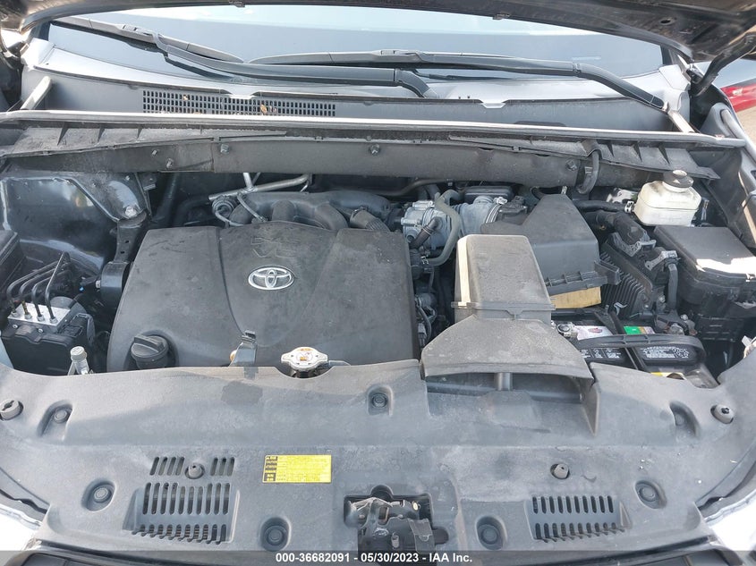 VIN 5TDZZRFH7JS247951 2018 TOYOTA HIGHLANDER LE