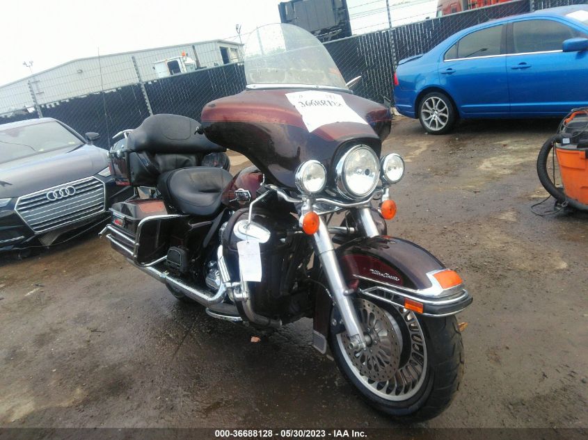 2011 HARLEY-DAVIDSON FLHTCU - 1HD1FC415BB638483