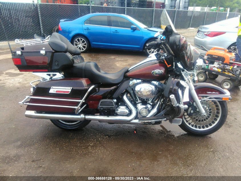 2011 HARLEY-DAVIDSON FLHTCU - 1HD1FC415BB638483