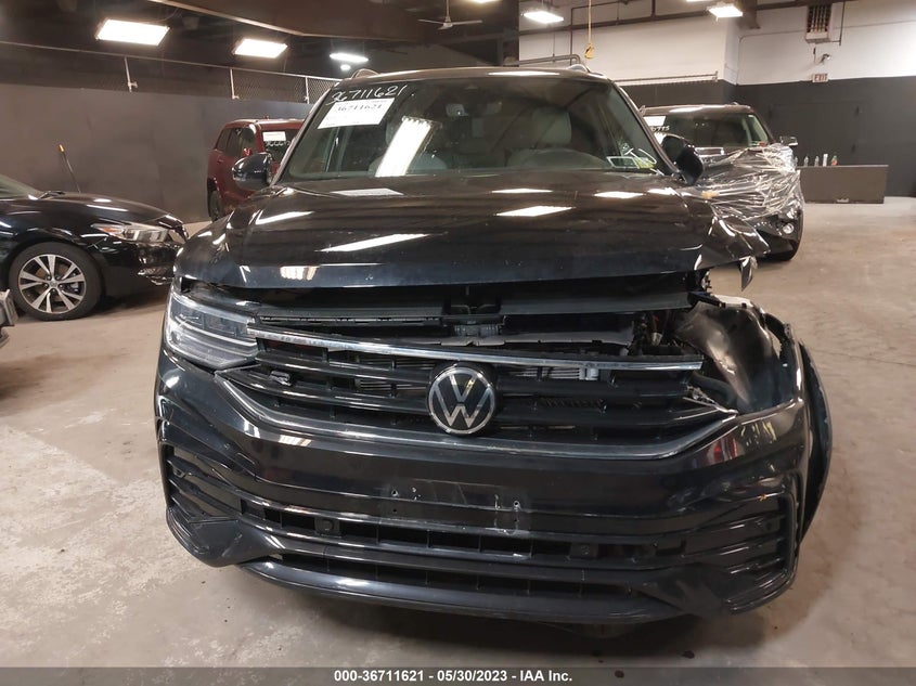 VIN 3VV8B7AX8NM004515 2022 VOLKSWAGEN TIGUAN SE R-LINE BLACK