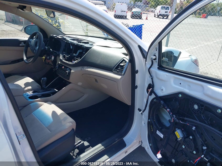 VIN KM8J2CA45JU799751 2018 HYUNDAI TUCSON SE