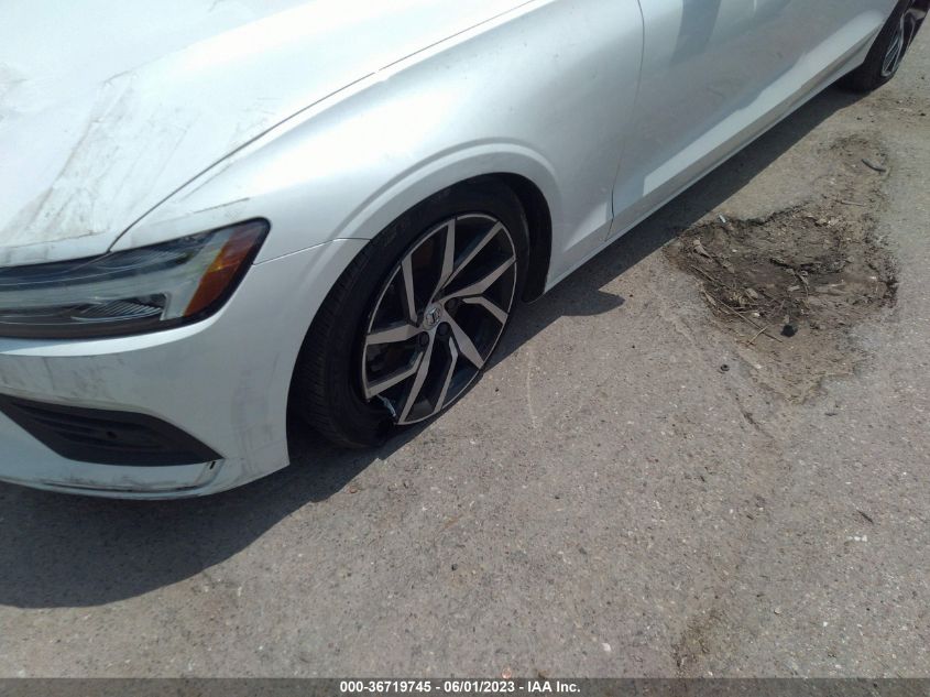 2019 VOLVO S60 MOMENTUM - 7JR102FK5KG009491