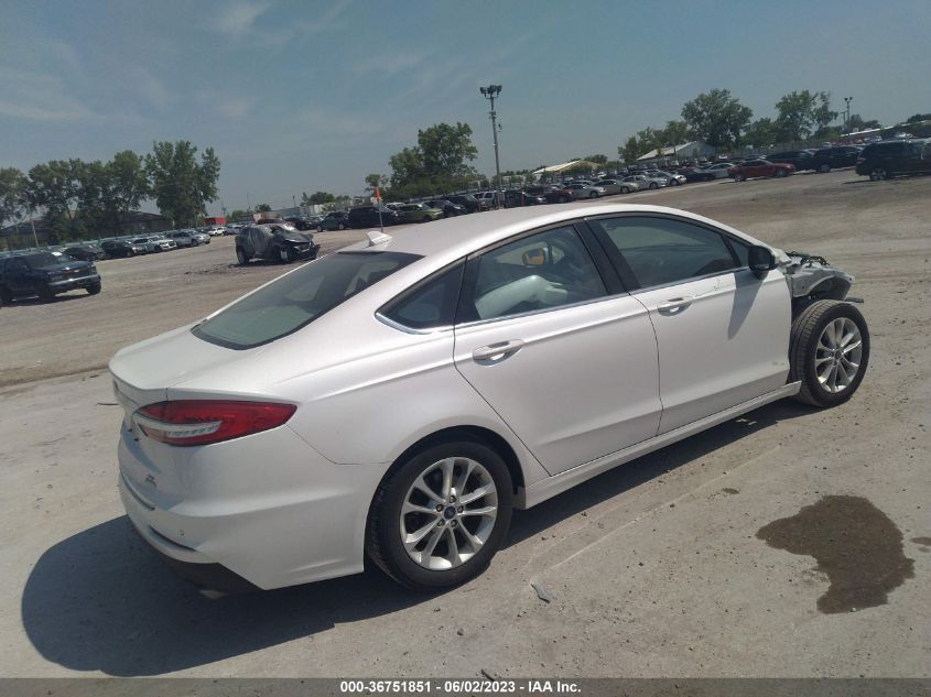 3FA6P0HD9KR214216 Ford Fusion SE 4