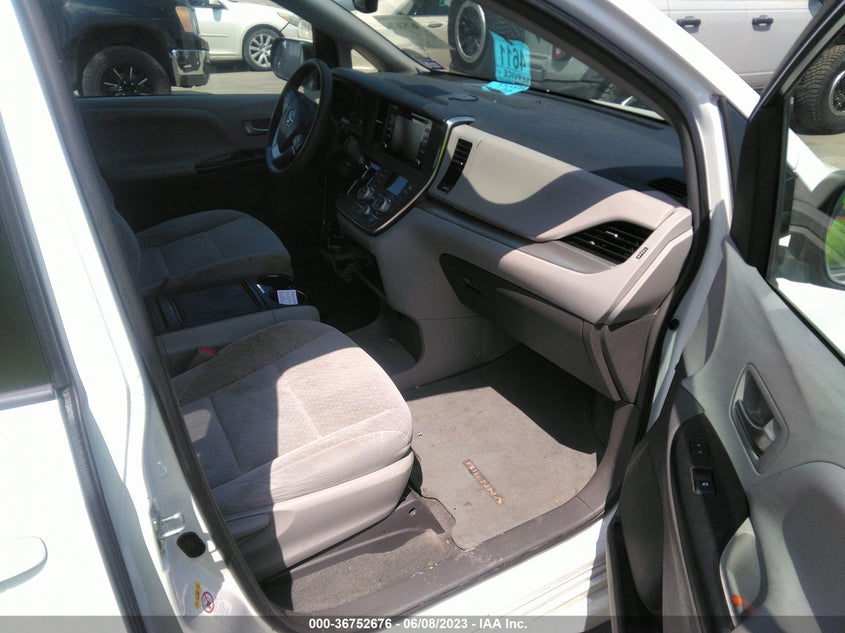 VIN 5TDKZ3DC0JS903705 2018 TOYOTA SIENNA LE
