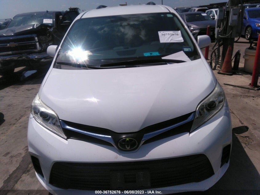 VIN 5TDKZ3DC0JS903705 2018 TOYOTA SIENNA LE