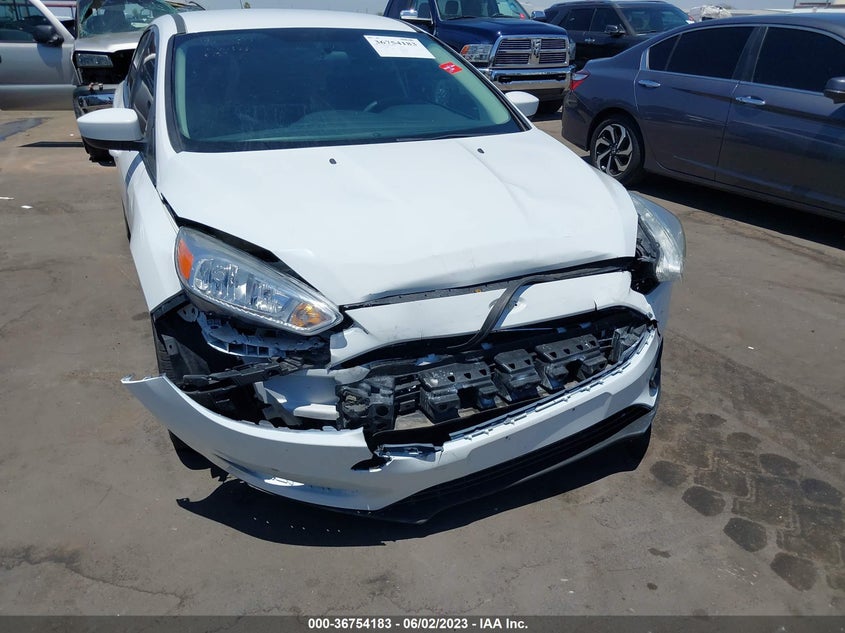 VIN 1FADP3F23JL280235 2018 FORD FOCUS SE