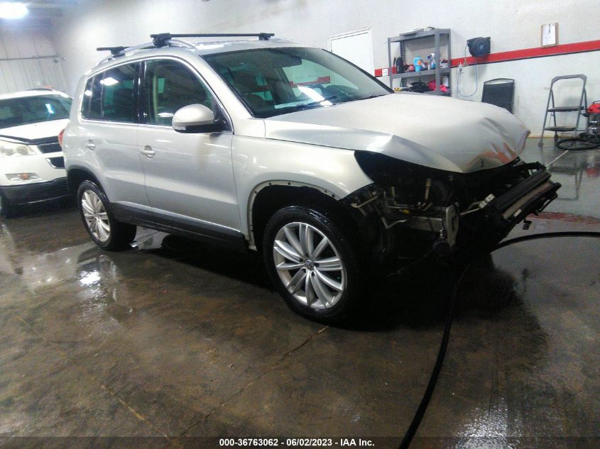 2013 VOLKSWAGEN TIGUAN SE W/SUNROOF & NAV - WVGBV7AX9DW556417