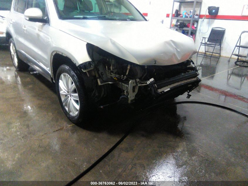 2013 VOLKSWAGEN TIGUAN SE W/SUNROOF & NAV - WVGBV7AX9DW556417