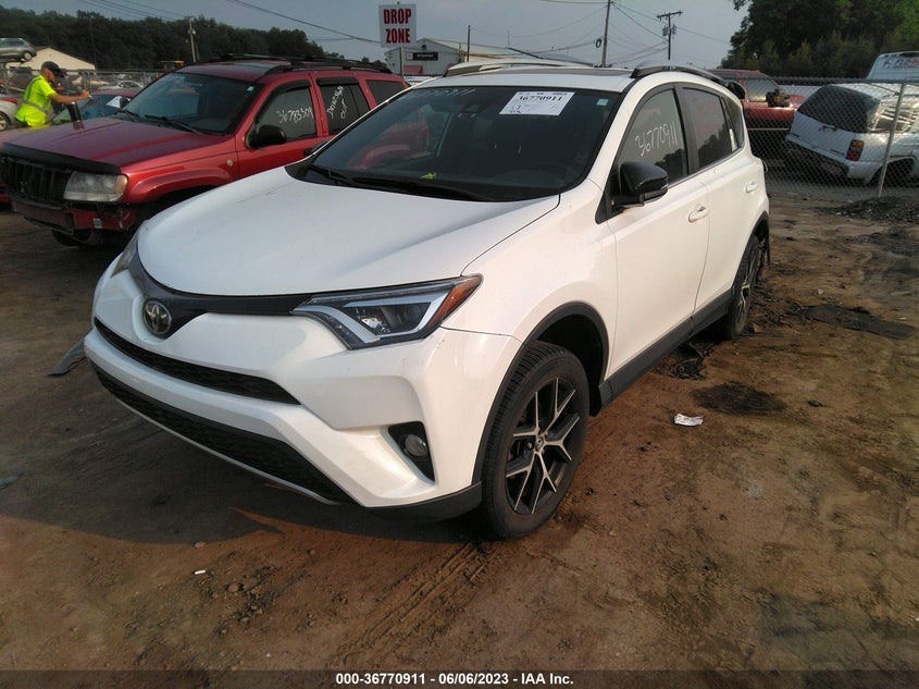 VIN JTMJFREV8JJ718578 2018 TOYOTA RAV4 SE