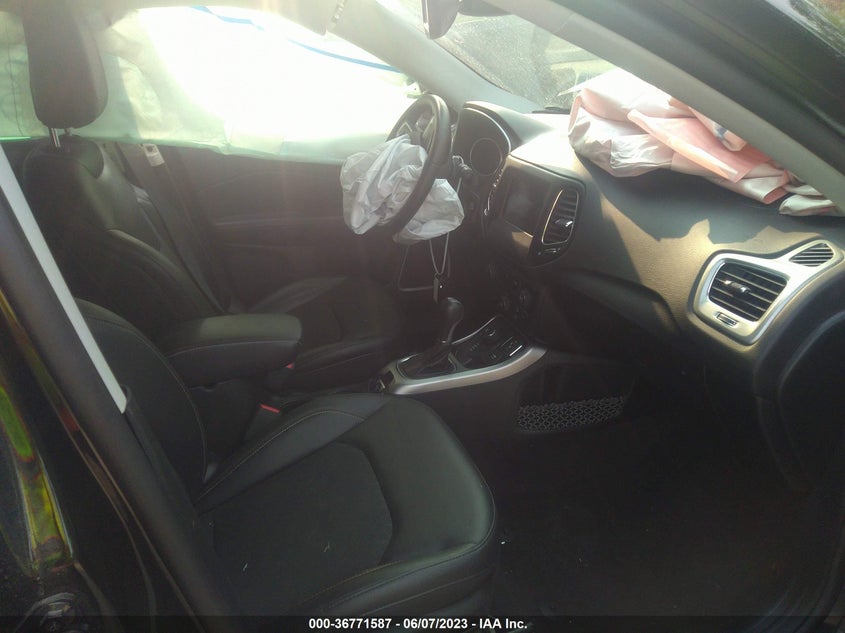VIN 3C4NJDBB7JT282926 2018 JEEP COMPASS LATITUDE