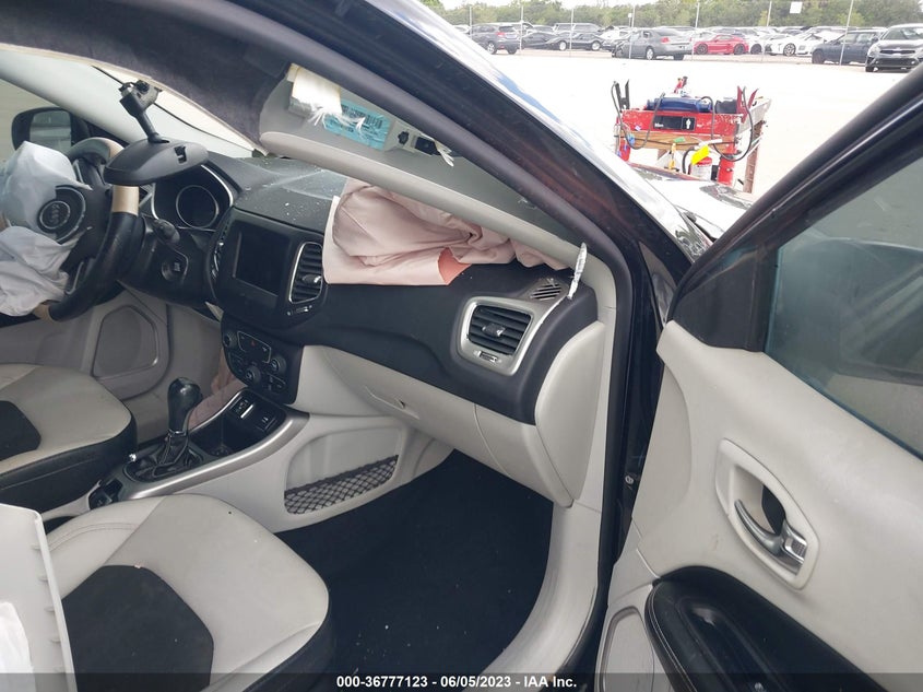 VIN 3C4NJCBB8KT637467 2019 JEEP COMPASS LATITUDE