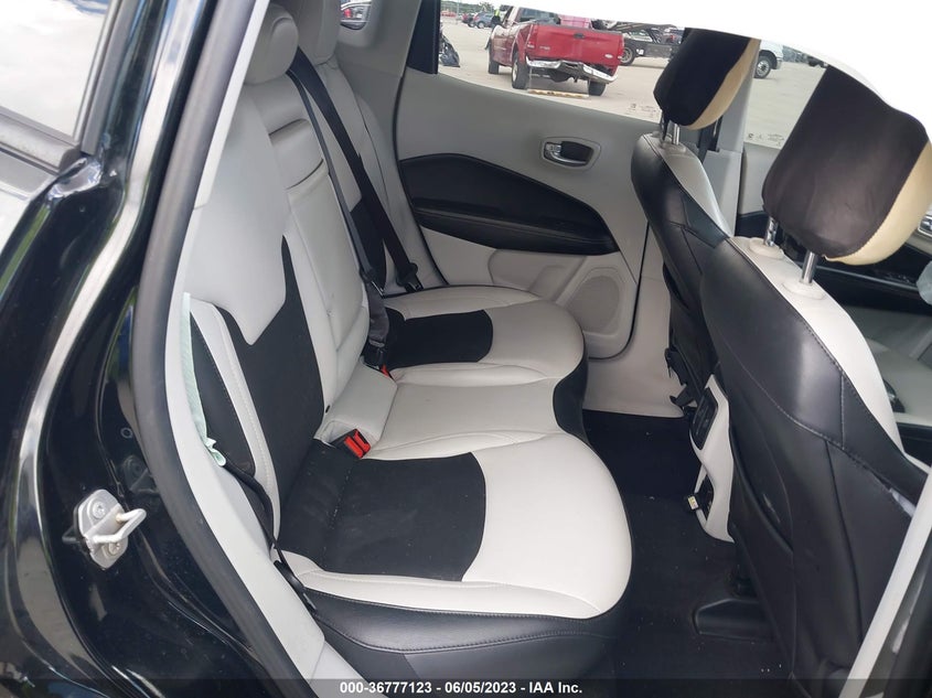 VIN 3C4NJCBB8KT637467 2019 JEEP COMPASS LATITUDE