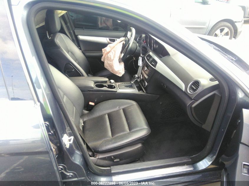 2013 MERCEDES-BENZ C 250 SPORT/LUXURY - WDDGF4HB5DA828111
