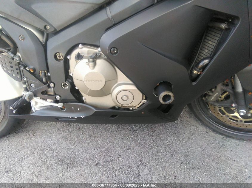 2006 HONDA CBR600 RR - JH2PC37046M300811