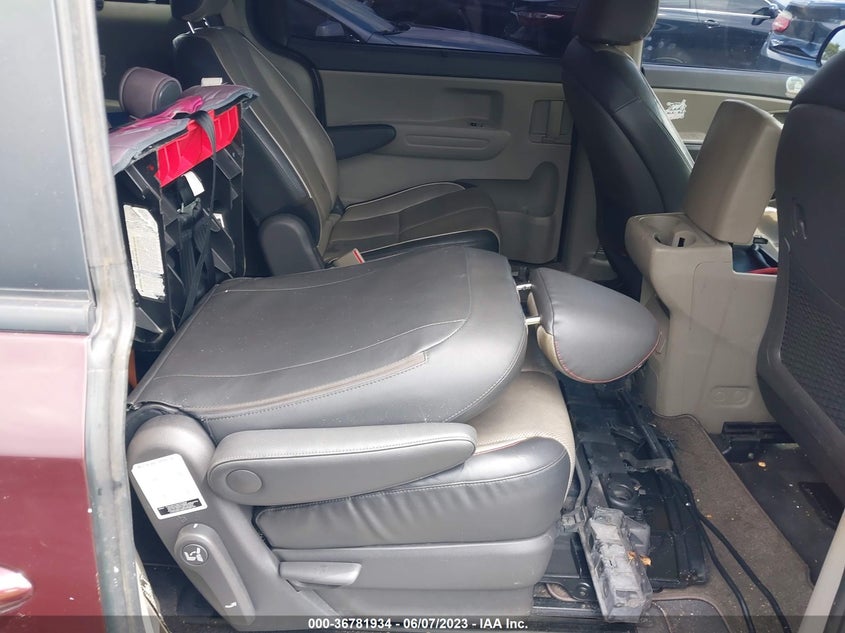 VIN KNDMB5C18H6250110 2017 KIA SEDONA LX