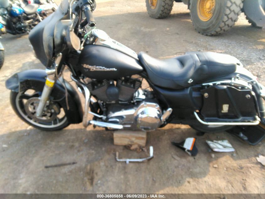 2010 HARLEY-DAVIDSON FLHX - 1HD1KB415AB610719
