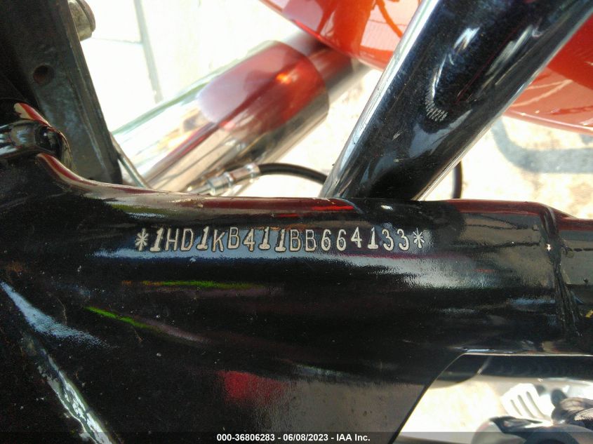 2011 HARLEY-DAVIDSON FLHX - 1HD1KB411BB664133