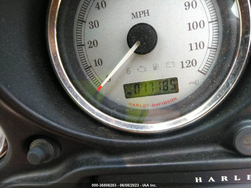 2011 HARLEY-DAVIDSON FLHX - 1HD1KB411BB664133