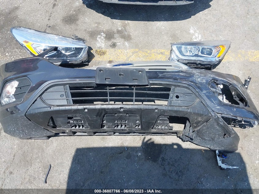 VIN 1FMCU9J90KUB01727 2019 FORD ESCAPE TITANIUM