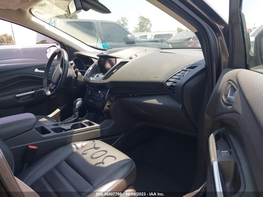 VIN 1FMCU9J90KUB01727 2019 FORD ESCAPE TITANIUM