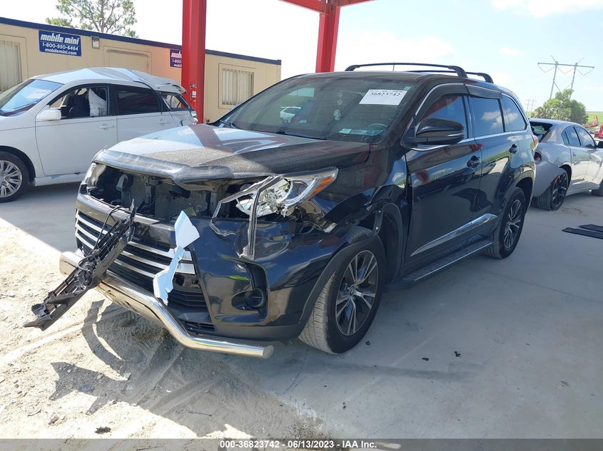 VIN 5TDZZRFH8JS257985 2018 TOYOTA HIGHLANDER LE