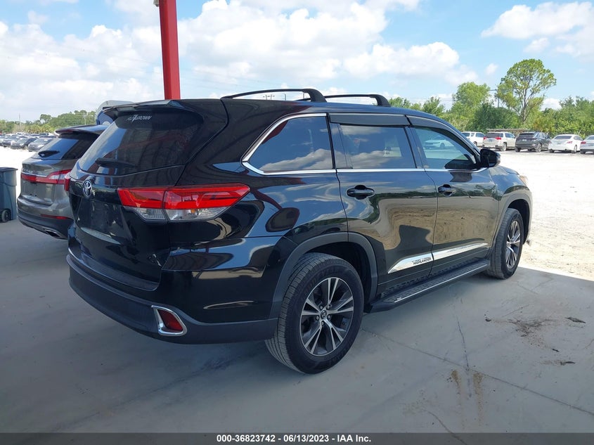 VIN 5TDZZRFH8JS257985 2018 TOYOTA HIGHLANDER LE