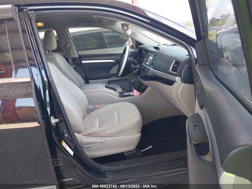 VIN 5TDZZRFH8JS257985 2018 TOYOTA HIGHLANDER LE