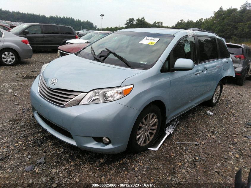 5TDYZ3DC0HS845535 2017 TOYOTA SIENNA - Image 2