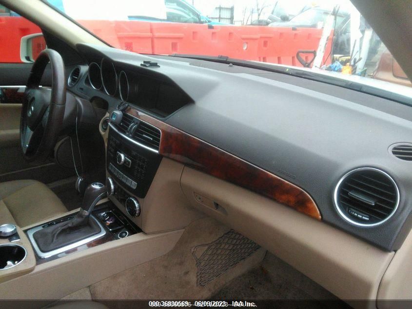 2013 MERCEDES-BENZ C 250 SPORT/LUXURY - WDDGF4HB1DG007052