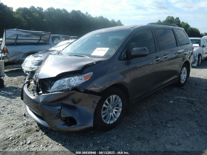 5TDYZ3DC3HS778364 2017 TOYOTA SIENNA, photo no. 2