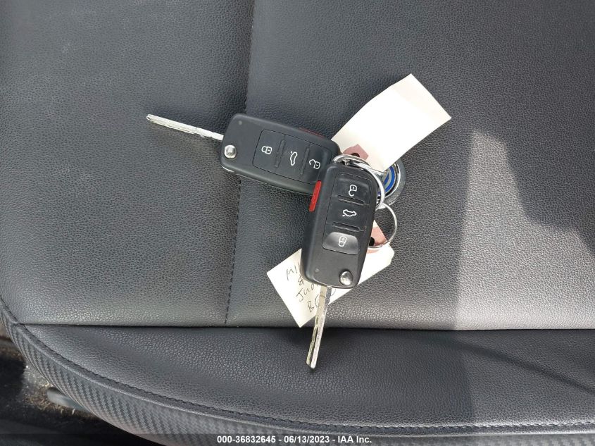 2018 VOLKSWAGEN BEETLE SE - 3VWJD7AT0JM709162