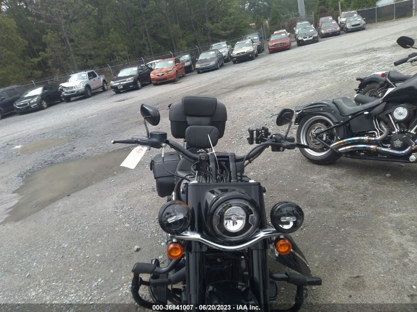 2019 HARLEY-DAVIDSON FLHCS 1HD1YBK27KB057602
