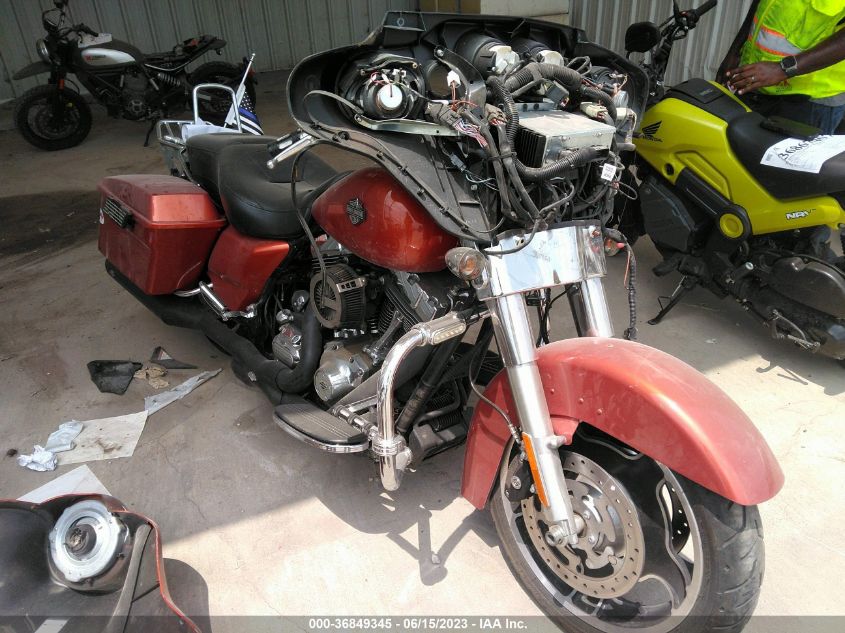 2011 HARLEY-DAVIDSON FLHX - 1HD1KBM15BB642135