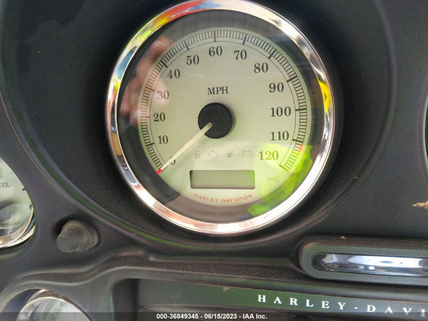 2011 HARLEY-DAVIDSON FLHX - 1HD1KBM15BB642135