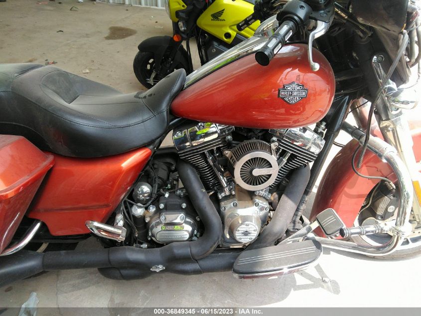 2011 HARLEY-DAVIDSON FLHX - 1HD1KBM15BB642135