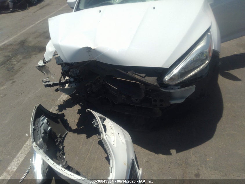 VIN 1FADP3F28JL295331 2018 FORD FOCUS SE
