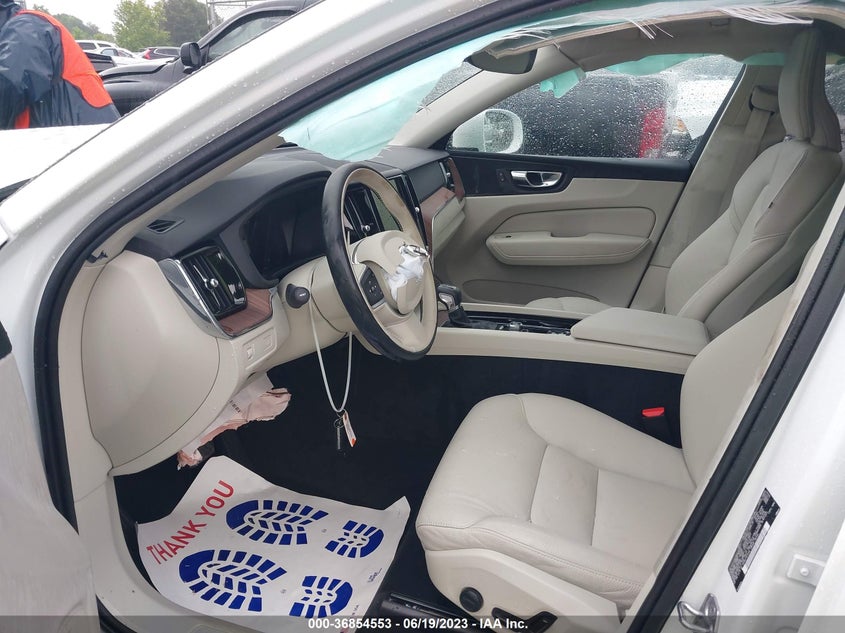 VIN YV4102DK1M1820757 2021 VOLVO XC60 MOMENTUM