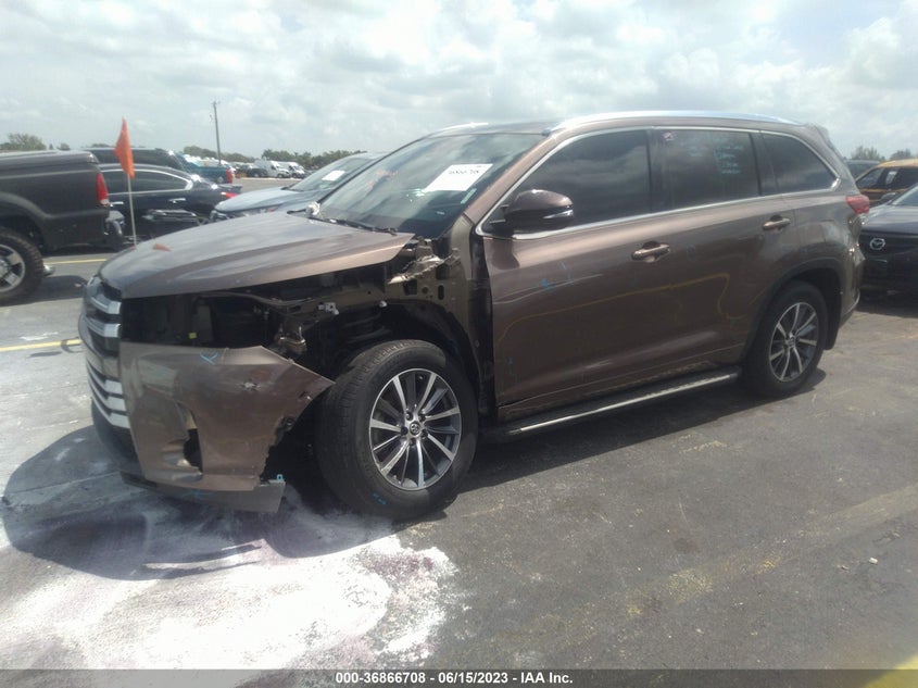 VIN 5TDKZRFH3JS272590 2018 TOYOTA HIGHLANDER SE/XLE
