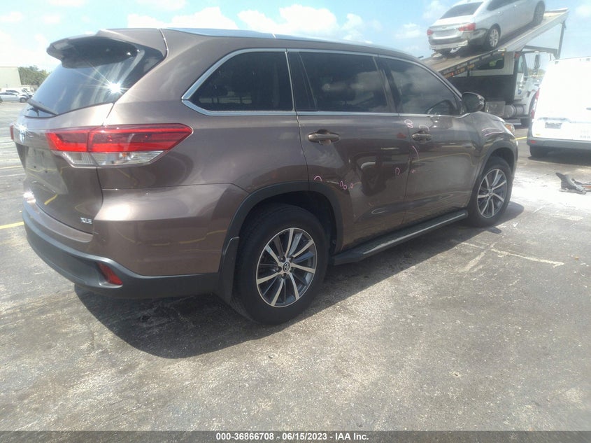 VIN 5TDKZRFH3JS272590 2018 TOYOTA HIGHLANDER SE/XLE