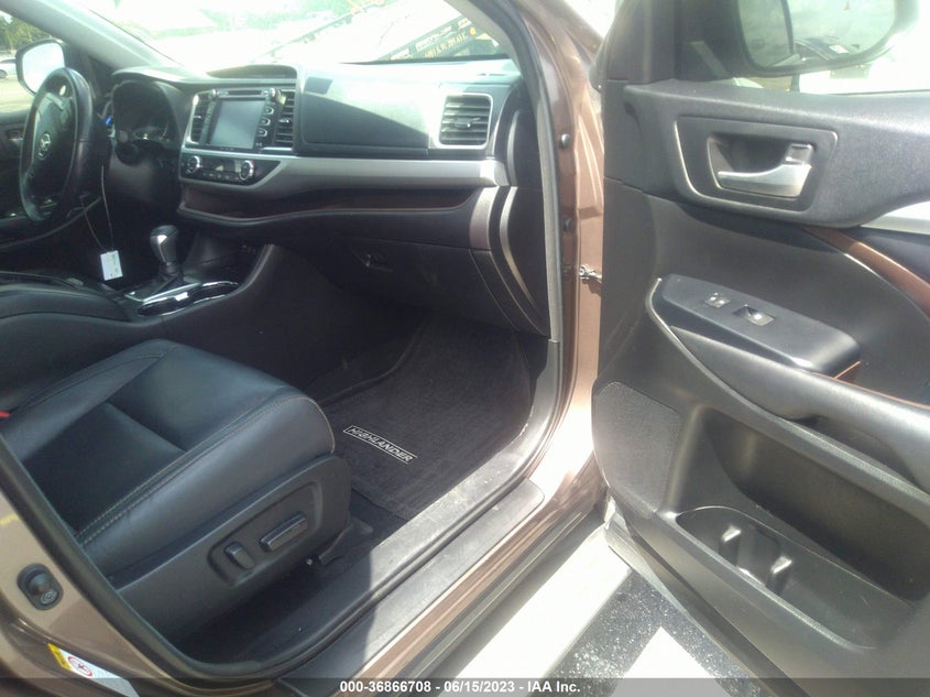 VIN 5TDKZRFH3JS272590 2018 TOYOTA HIGHLANDER SE/XLE