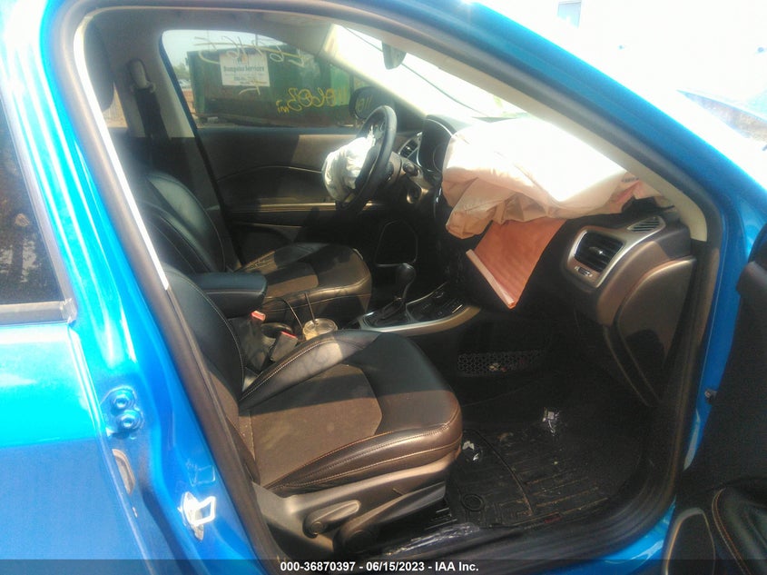 VIN 3C4NJDBB6JT262165 2018 JEEP COMPASS LATITUDE