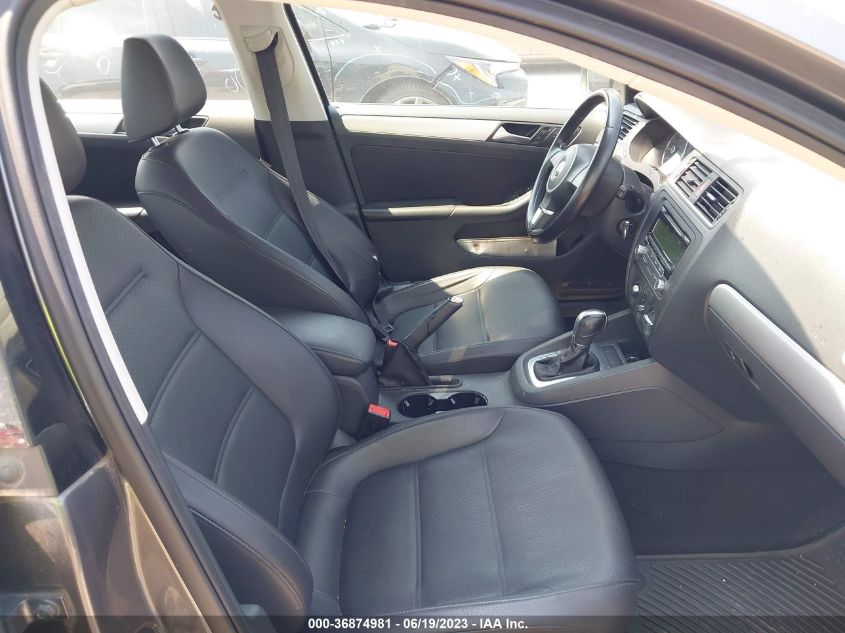 2013 VOLKSWAGEN JETTA SEDAN SE - 3VWDX7AJ6DM440396