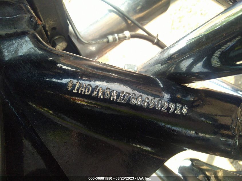 2011 HARLEY-DAVIDSON FLHX - 1HD1KBM17BB650298