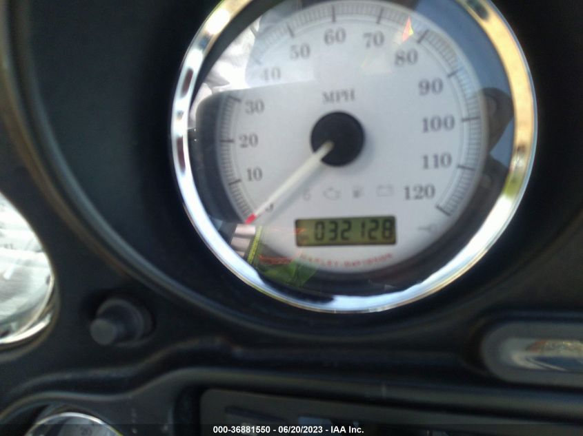 2011 HARLEY-DAVIDSON FLHX - 1HD1KBM17BB650298